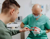 Zahnärztin berät einen Patienten